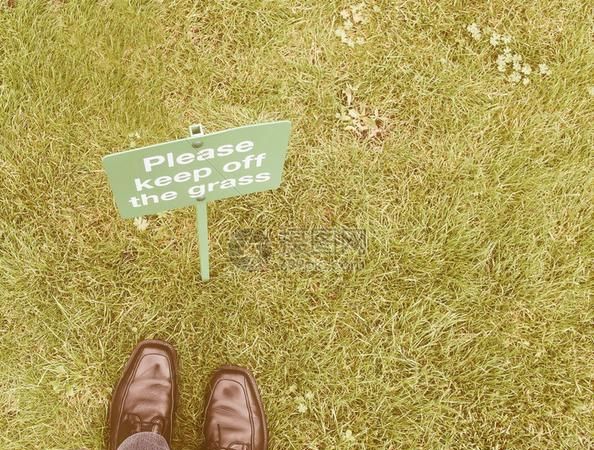 不能踩草地的英文,"不要在草地上行走"翻译成英文图4
